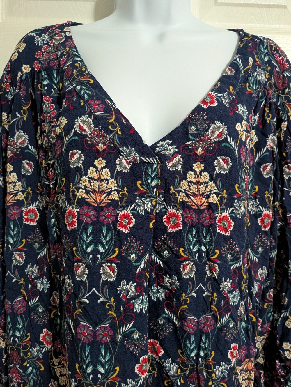 Women's 2X St. John's Bay Dark Floral Blouse - Picture 2 of 6